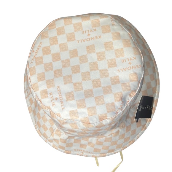 NWT KENDALL + KYLIE Adjustable Bucket Hat Peachy Pink & White Iconic Bucket Hat - Picture 3 of 4
